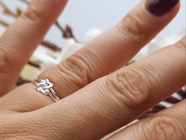 Double knot ring 