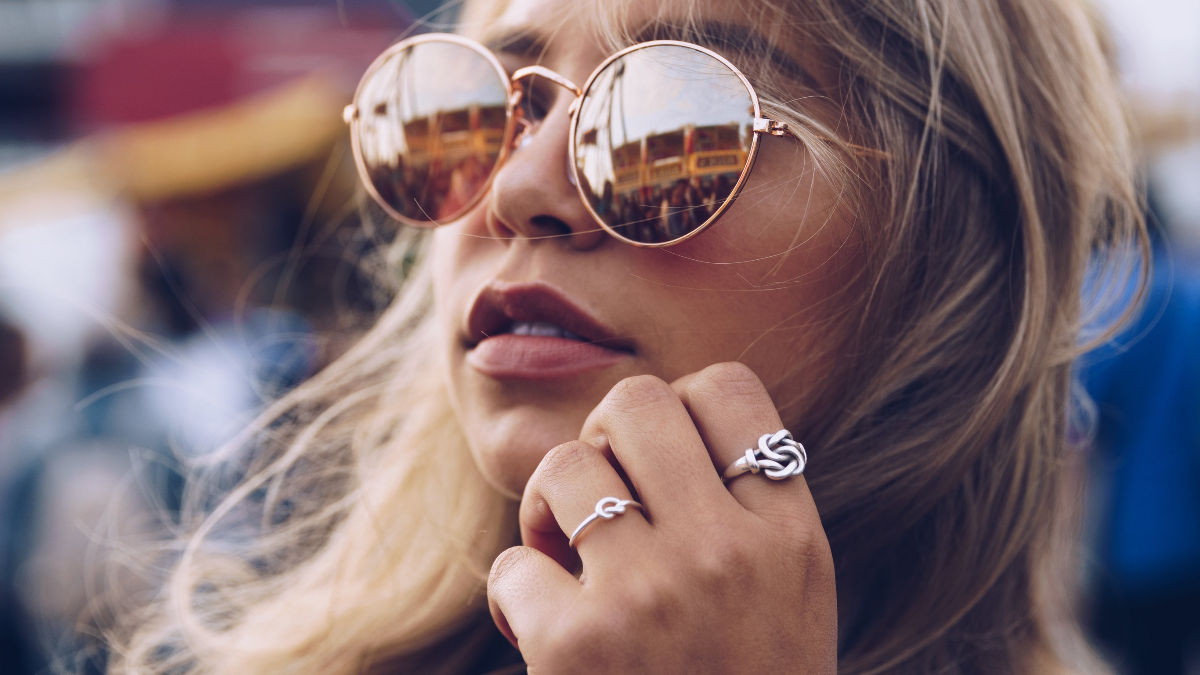 woman using knot ring